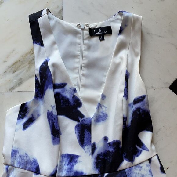 Lulu’s White, Blue and Black Abstract Patterned Dress - Picture 3 of 8